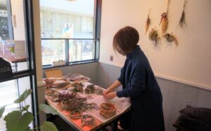 野草のリースやスワッグを制作・販売する 岡本智子さん