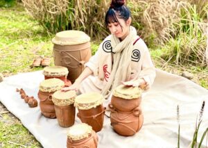 縄文太鼓を演奏する松本ちはやさん