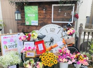 花をいっぱいに積んだ自転車