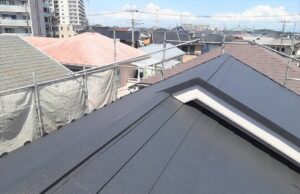 コロニアル材の屋根（カバー工法施工後）