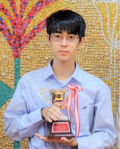 優勝カップを手にする、高校囲碁選手権で優勝した末原さん