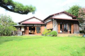 庭から見た水木邸、右が書斎左が広縁