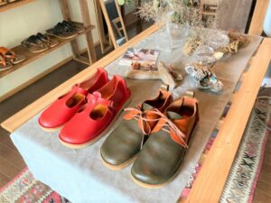 ストラップ靴とひも靴