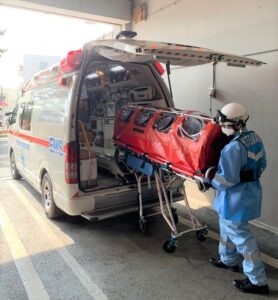 救急車内へ収容する様子