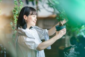 庭の手入れをする女性のイメージ