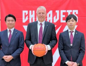 7月6日の就任発表会見でのジョン・パトリック監督（中央）。田村征也社長（左）、池内勇太GM（右）と共に