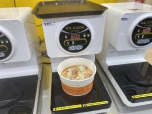 韓ビニ柏店のセルフラーメンマシーン
