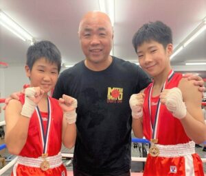 三谷大和スポーツジムの三谷会長と小山樹生君・野尻來斗君