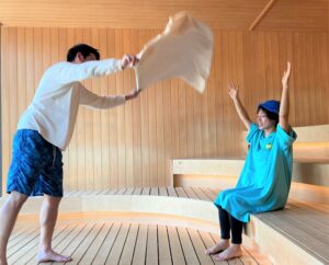 立ち上った蒸気をタ オルであおいでくれるアウフグース