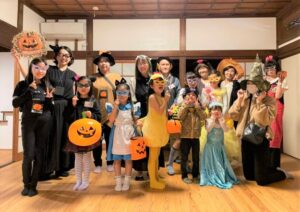 10月のクラフトひろばはハロウィーンの仮装で
