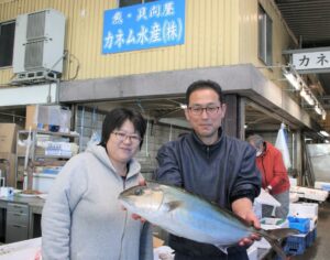 カネム水産（株）の平木重和さん（右）と藤原さん