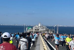 折り返し地点の海ほたる