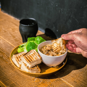 2.【常盤平陣屋前】 One Table　曜日ごとに店主が違うカフェ！　ホットサンド、ベーグル、ビーガンカレーなど魅力もさまざま