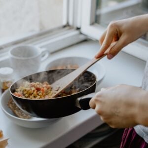 食費は王道ともいえる「なるべく自炊し、外食を減らす」が1位