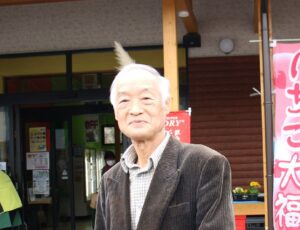 カヌー制作も修理も独学で！木更津市在住の作者 春原勉さん。自宅のガレージで約3カ月かけて完成