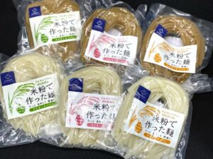 千葉県柏市十余二に2023年2月2日オープンした「米粉Sweets＆Cafe Fortuna Lusso（フォルトゥーナ ルッソ）」。店名はイタリア語で「癒やしと幸福」を意味します。 臨床系管理栄養士が監修するグルテンフリーのシフォンケーキやプリンアラモードなどがおいしいと好評で、小麦アレルギーの人や病気療養中で食事制限をしている人にも喜ばれているお店です。また、自社開発の米粉麺を販売しており、3月25日からは、米粉麺の食べ方を伝える場としてカフェもスタートしました。 「50年後の子どもたちへ安心安全な食を提供したい」との思いから、代表取締役の正田 憲司さんが母体である株式会社MEDFOOD JAPANを創業。グルテンフリー商品の中でも主食となる米粉に着眼し、2021年秋から米粉麺の開発に取り掛かりました。 日本の食料自給率の低さを危惧する正田さんは、柏市内の農家と直接契約し、柏市産コシヒカリを使用。節減対象農薬や化学肥料を慣行レベルの5割以下に抑えて育てた「特別栽培米」にこだわり、柏市のふるさと産品にも認定されています。米粉専用の工場で製造しているため、小麦やそばアレルギーのある人にも安心です。