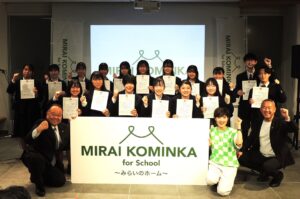 「SAKURAスイーツ」を開発した高校生たちと荻野目洋子さん