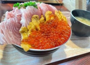 【若葉区北谷津町】その日の仕入れで魚が変わる！リーズナブルな海鮮丼が人気「食事処 よかった」