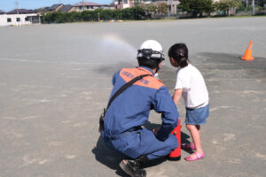 四街道市 親子防災キャンプ2023・わらび子どもの会 防水訓練の様子