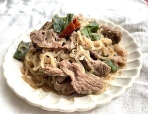 牛肉と糸こんにゃくの辛旨コク炒め