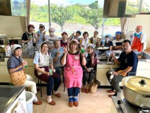 木更津市 にこハピ 伊藤さん（中央）とボランティアスタッフの皆さん