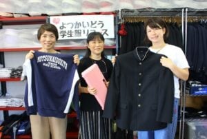 四街道市のよつかいどう学生服リユース 千脇さん（中央）と協力メンバーの皆さん