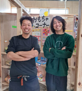 千葉市花見川区 花団盛り上げ隊総隊長の大澤さん（左）と見通さん