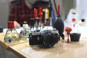 【市川市】フィルムカメラの修理方法が学べる貴重な教室！「アクアカメラ」