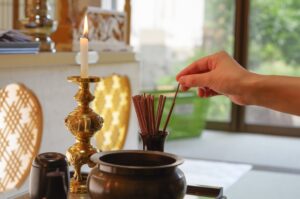 家族葬とは？参列者はどこまでの範囲？葬儀の流れ・費用相場など解説