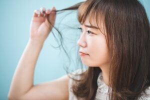美容室での髪質改善メニューとは？メリット・デメリット、価格も解説！