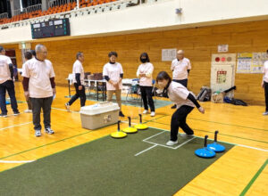 佐倉市ユニカール協会　先攻の1投目の様子